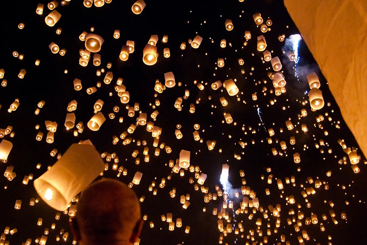 Lanternas de Yi Peng no céu de San Sai, província de Chiang Mai