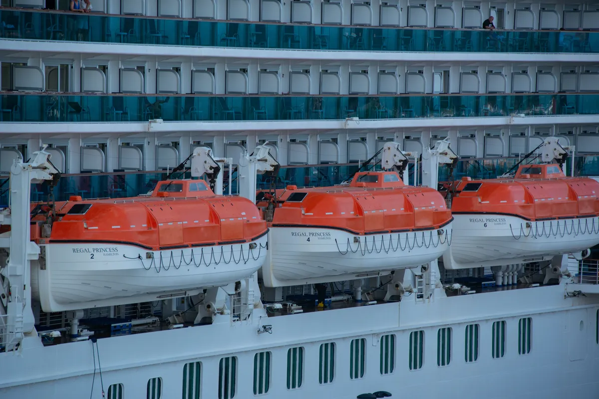 Varandas e botes salva-vidas na lateral do navio Regal Princess