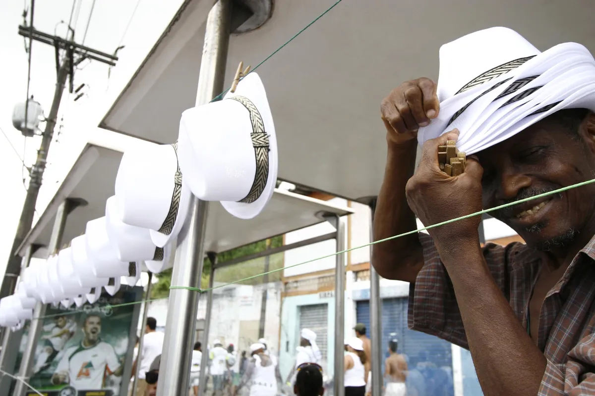 Vendedor de chapéus brancos no percurso da Lavagem do Bonfim, na Cidade Baixa de Salvador