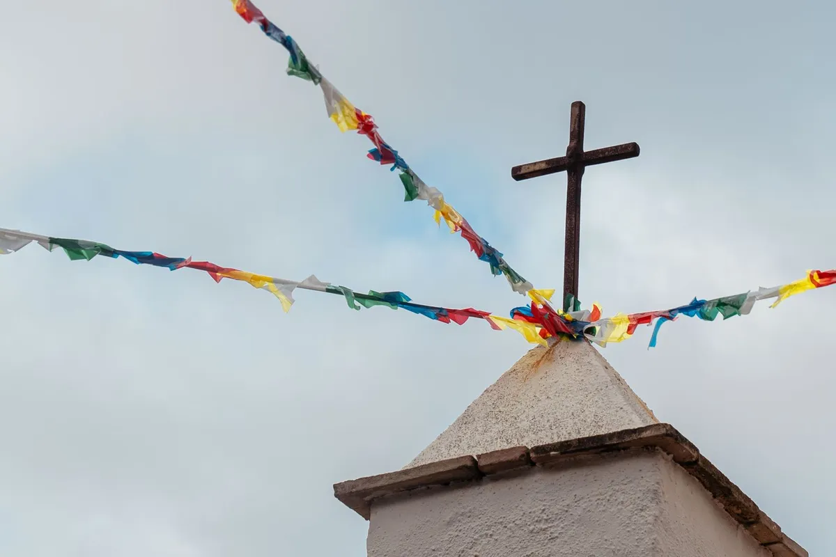 Fitas do Senhor do Bonfim amarradas à cruz no alto de uma torre de igreja em Salvador