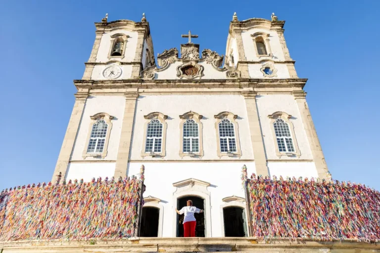 Fachada da Basílica do Senhor do Bonfim, em Salvador, com o gradil coberto de fitas coloridas