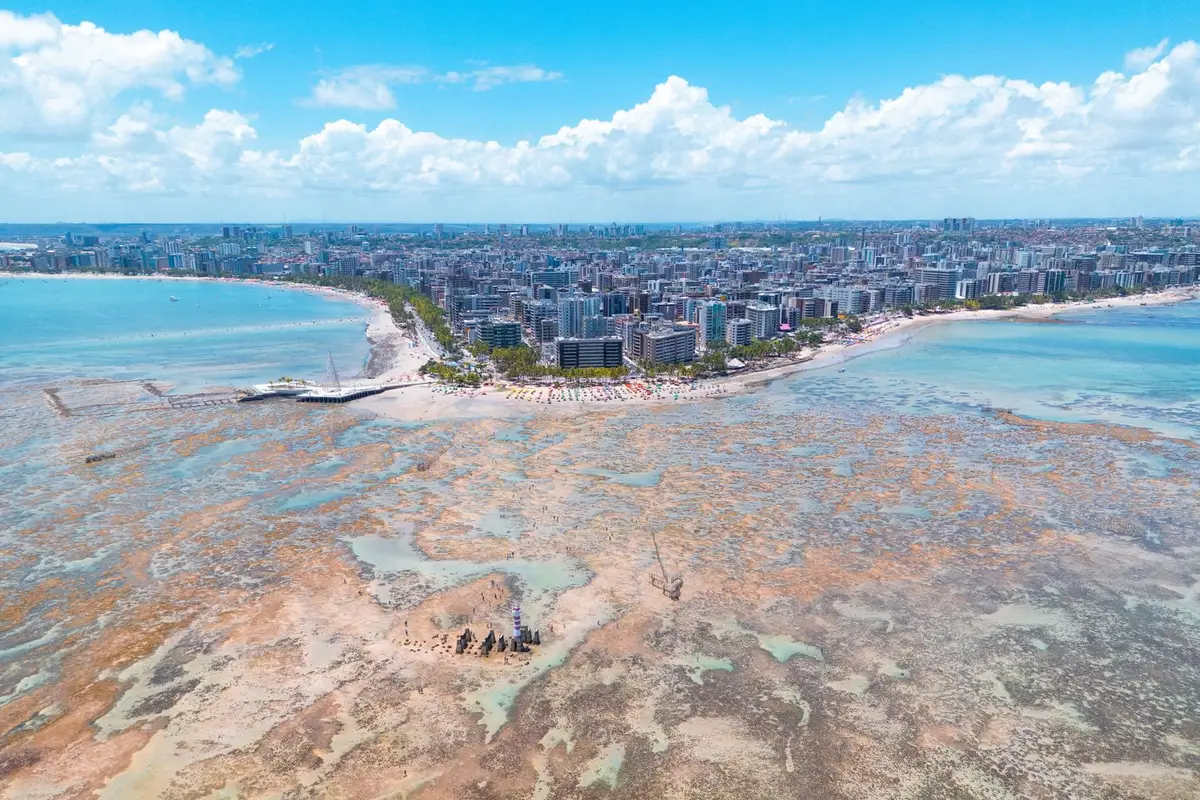 Bancos de areia e mar verde-azulado na costa de Maceió