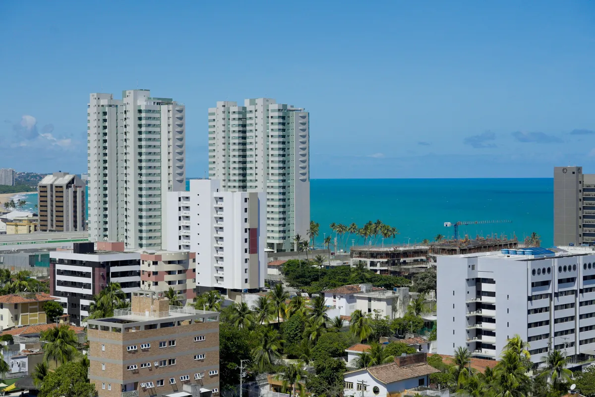 Prédios e mar de Maceió, vistos do alto
