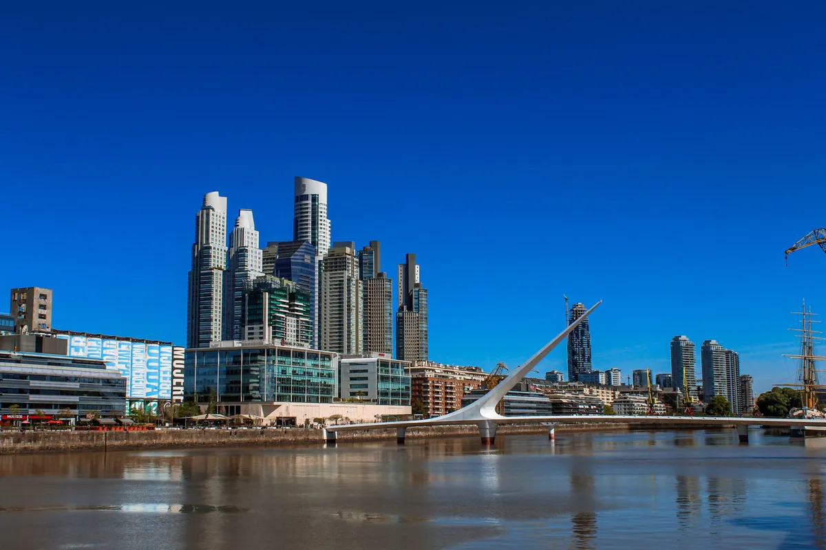 Puente de la Mujer e edifícios de Puerto Madero, em Buenos Aires