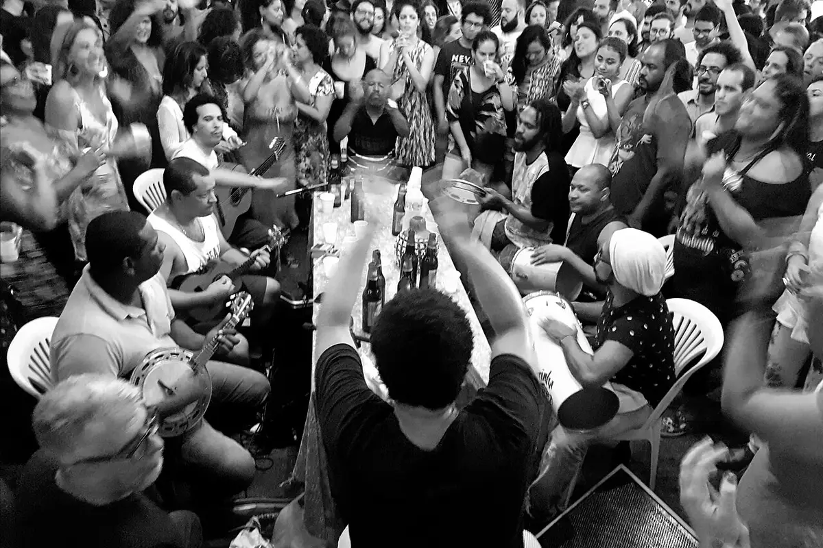 Roda de samba com músicos em volta da mesa na Tijuca, Rio de Janeiro