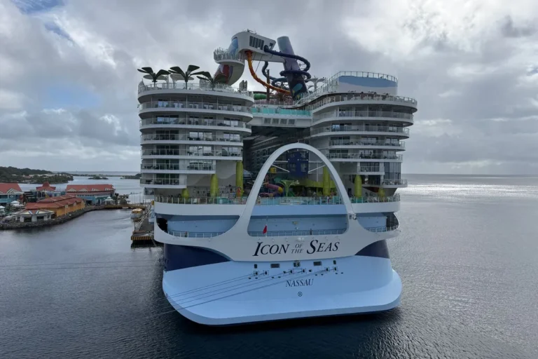 Icon of the Seas, o maior navio de cruzeiro do mundo, atracado no porto