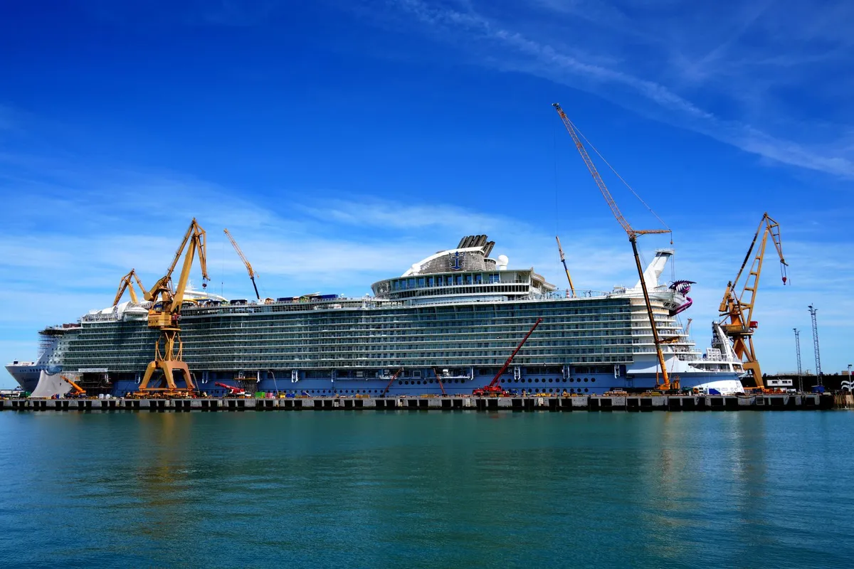 Navio de cruzeiro de grande porte atracado no porto de Cádiz, na Espanha