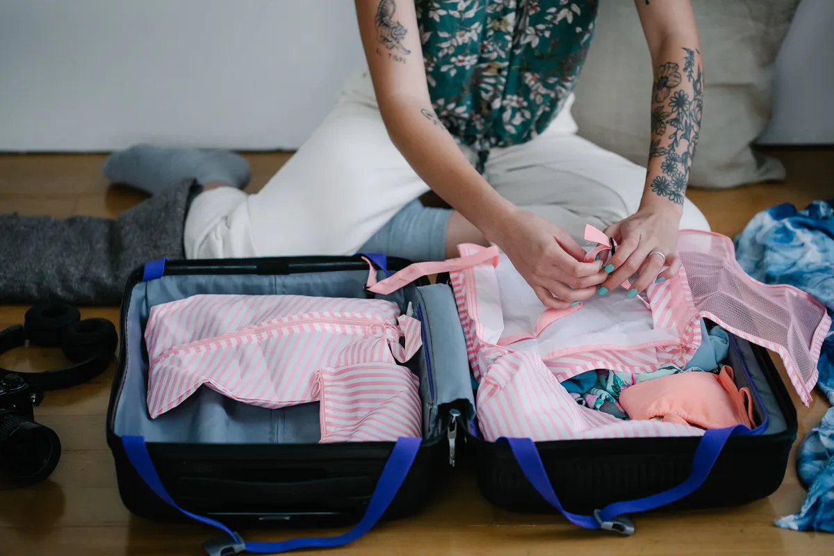 Organizadores e roupas separados em uma mala aberta para viagem