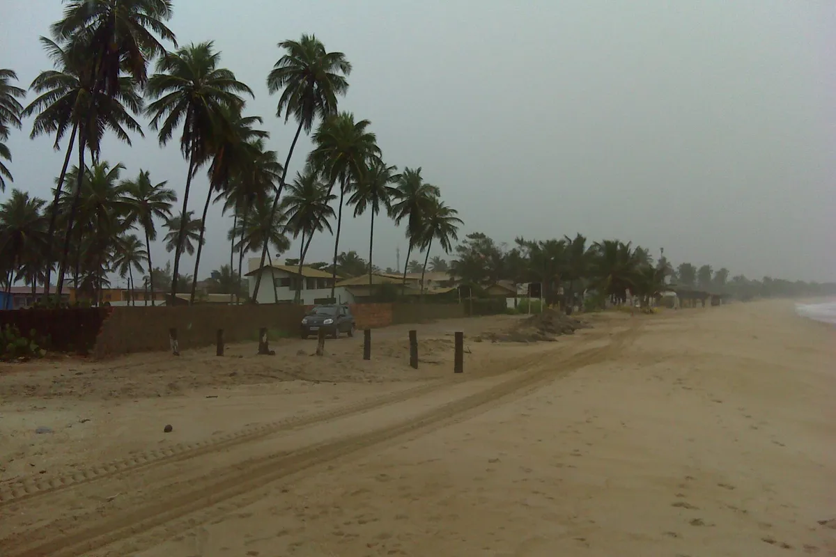 Praia de Maracaípe, em Ipojuca (PE), com coqueiros e casas à beira-mar