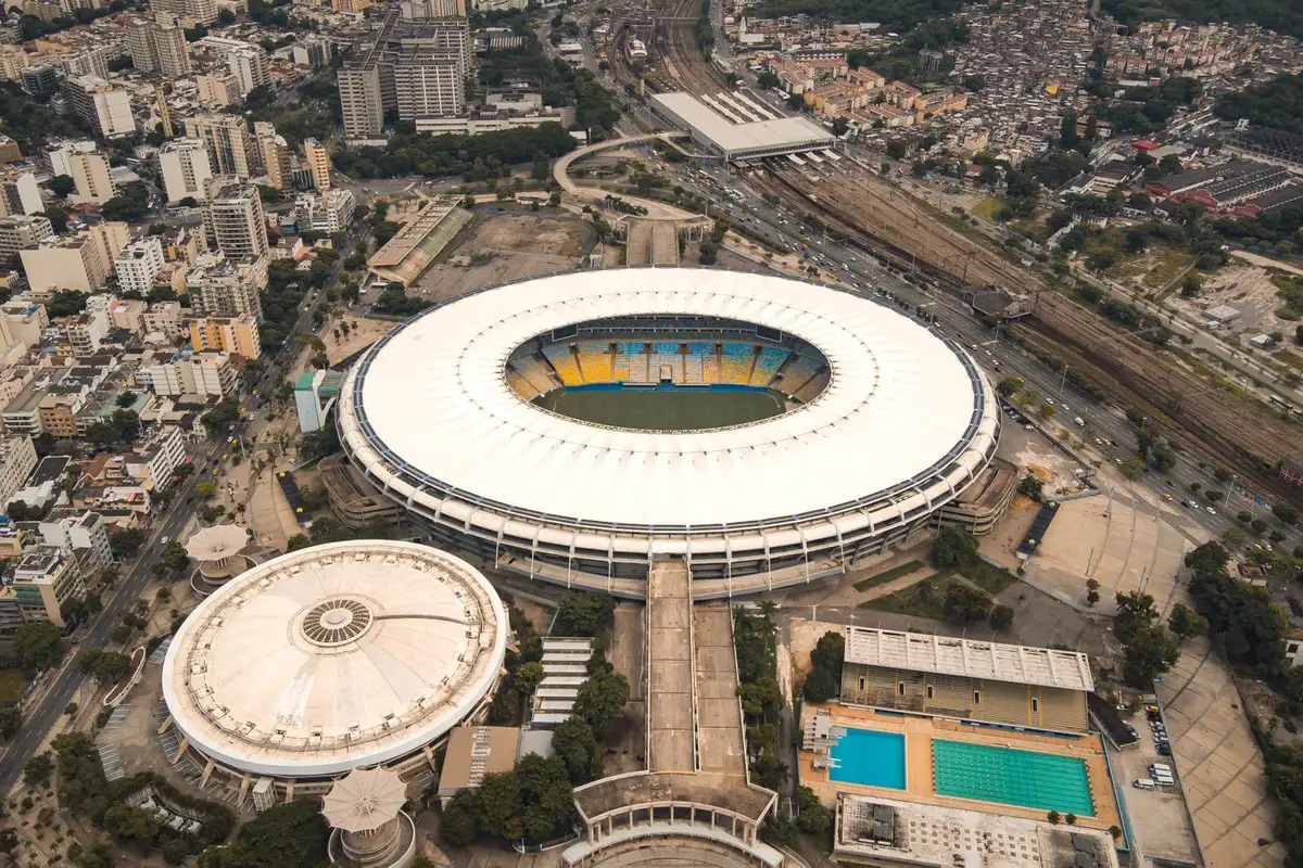 Maracanã visto de cima, com o entorno da Zona Norte do Rio e a linha férrea