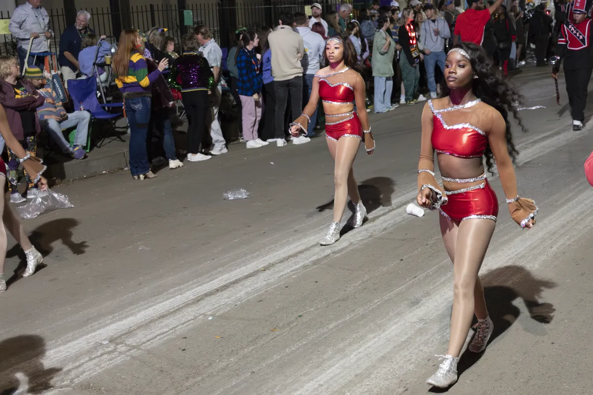 Integrantes do cortejo da Baker High no Mardi Gras de Nova Orleans em 2025