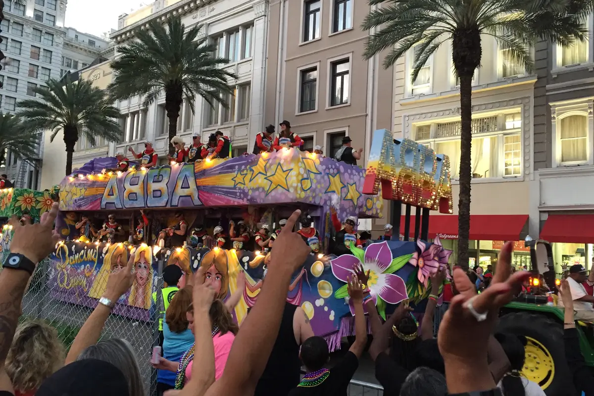 Carro alegórico na Canal Street durante o Mardi Gras de Nova Orleans em 2017