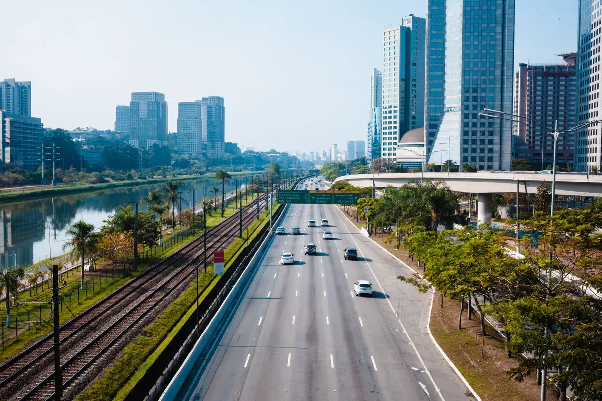 Marginal Pinheiros em São Paulo, com a via expressa, os trilhos da CPTM e o rio ao lado