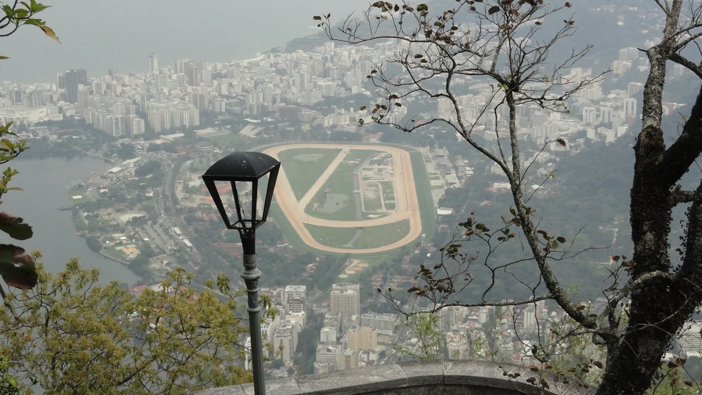 Vista do Jockey Club Brasileiro e da paisagem da Zona Sul do Rio