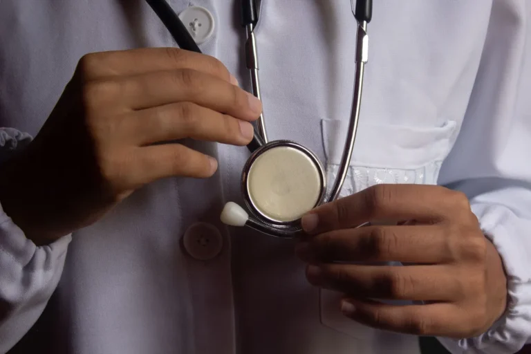 Médico no cruzeiro é pago? Centro médico, remoção e seguro
