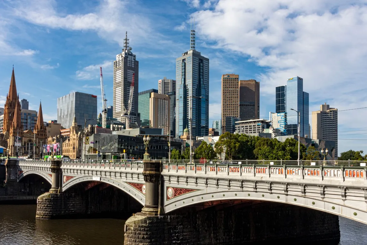 Princes Bridge e prédios do centro de Melbourne às margens do rio Yarra