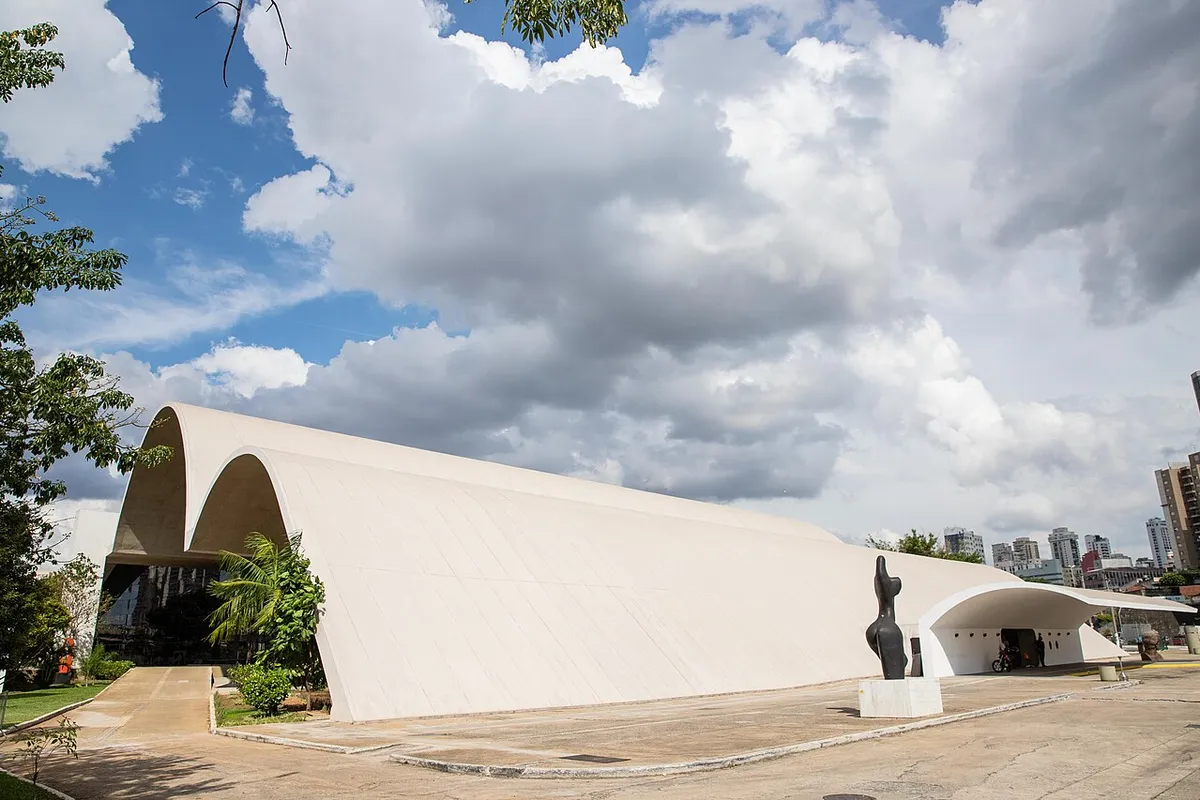 Fachada em arcos brancos do Memorial da América Latina, na Barra Funda, em São Paulo