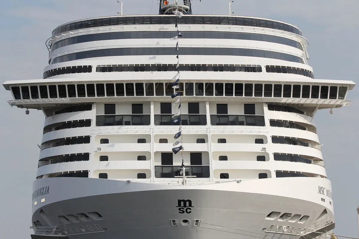 Proa do MSC Meraviglia em Hamburgo
