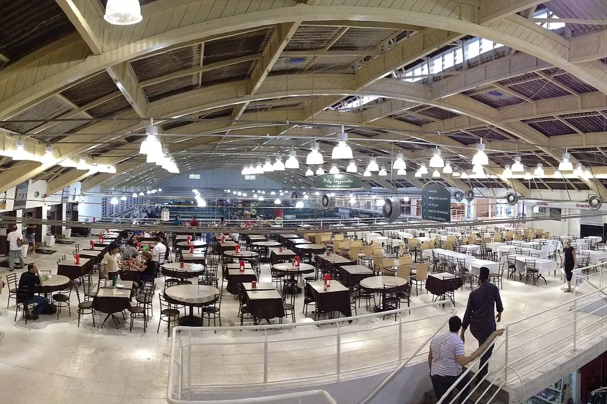 Área de refeições do Mercado Municipal de Curitiba