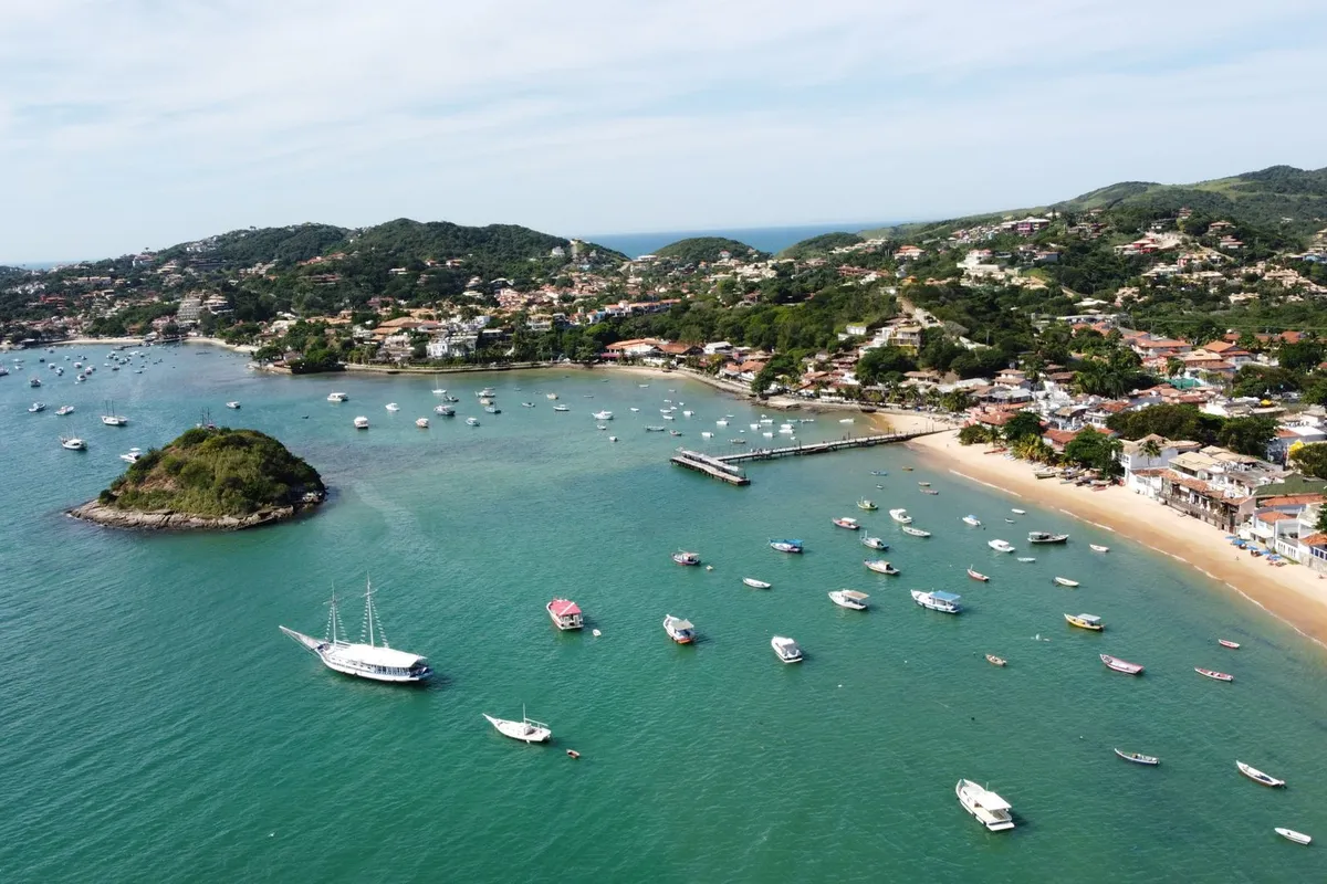 Vista aérea da enseada de Armação dos Búzios, escala dos minicruzeiros saindo de Santos