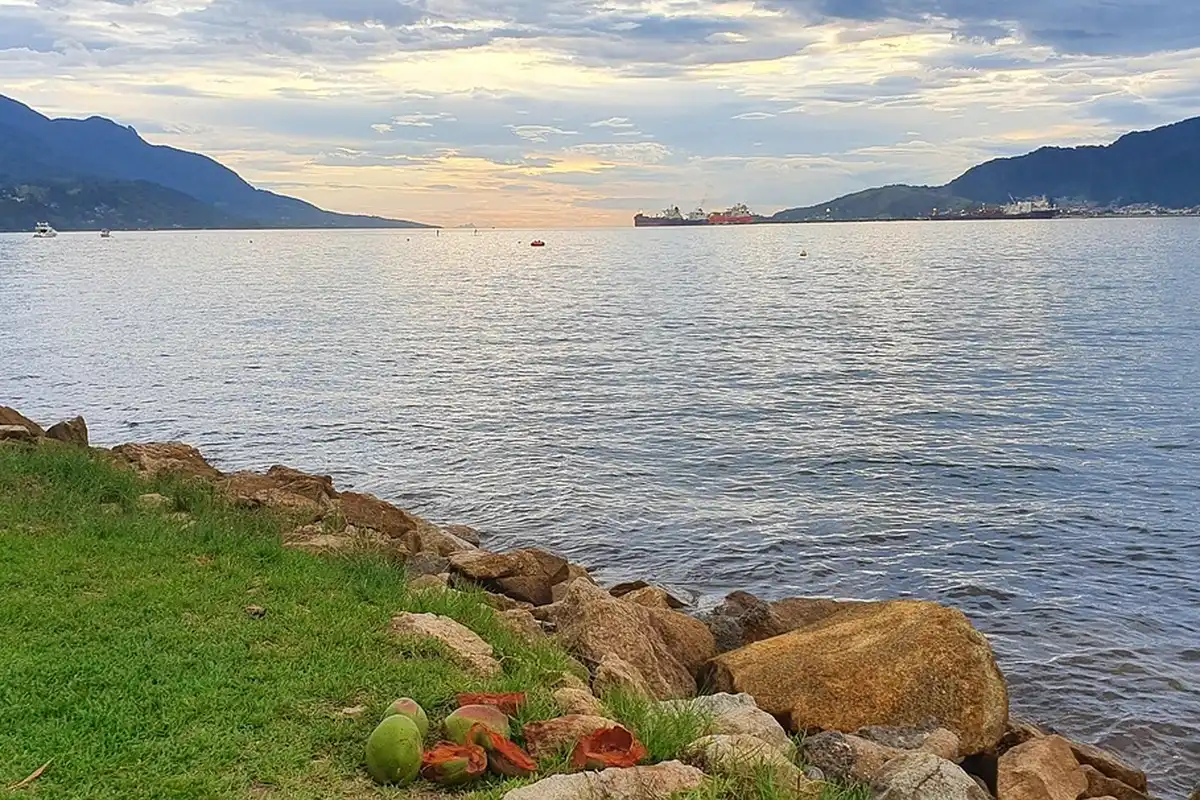 Costão rochoso e mar em Ilhabela, escala dos minicruzeiros da Costa e da MSC