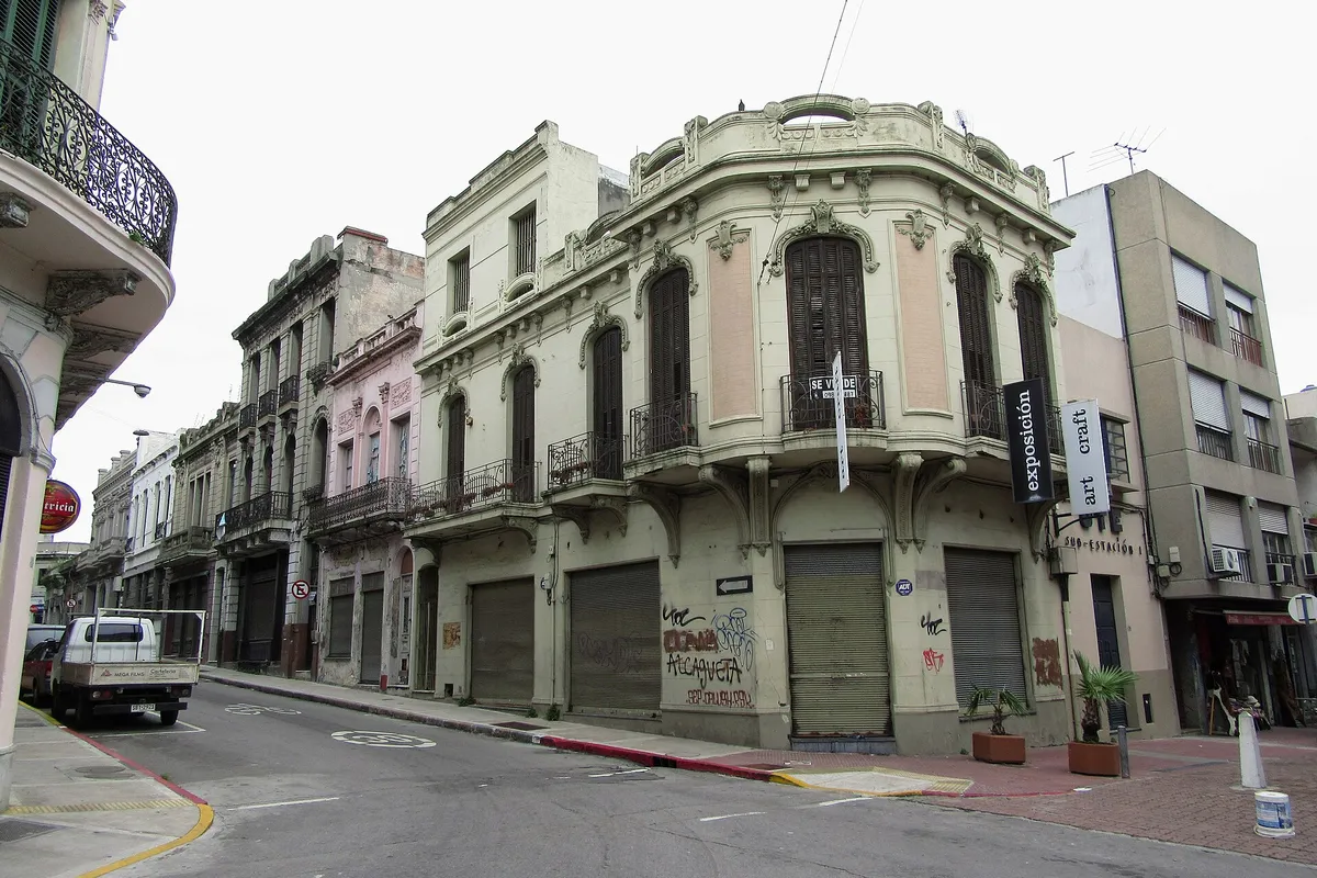 Edifício na esquina das ruas Piedras e Colón, Cidade Velha de Montevidéu