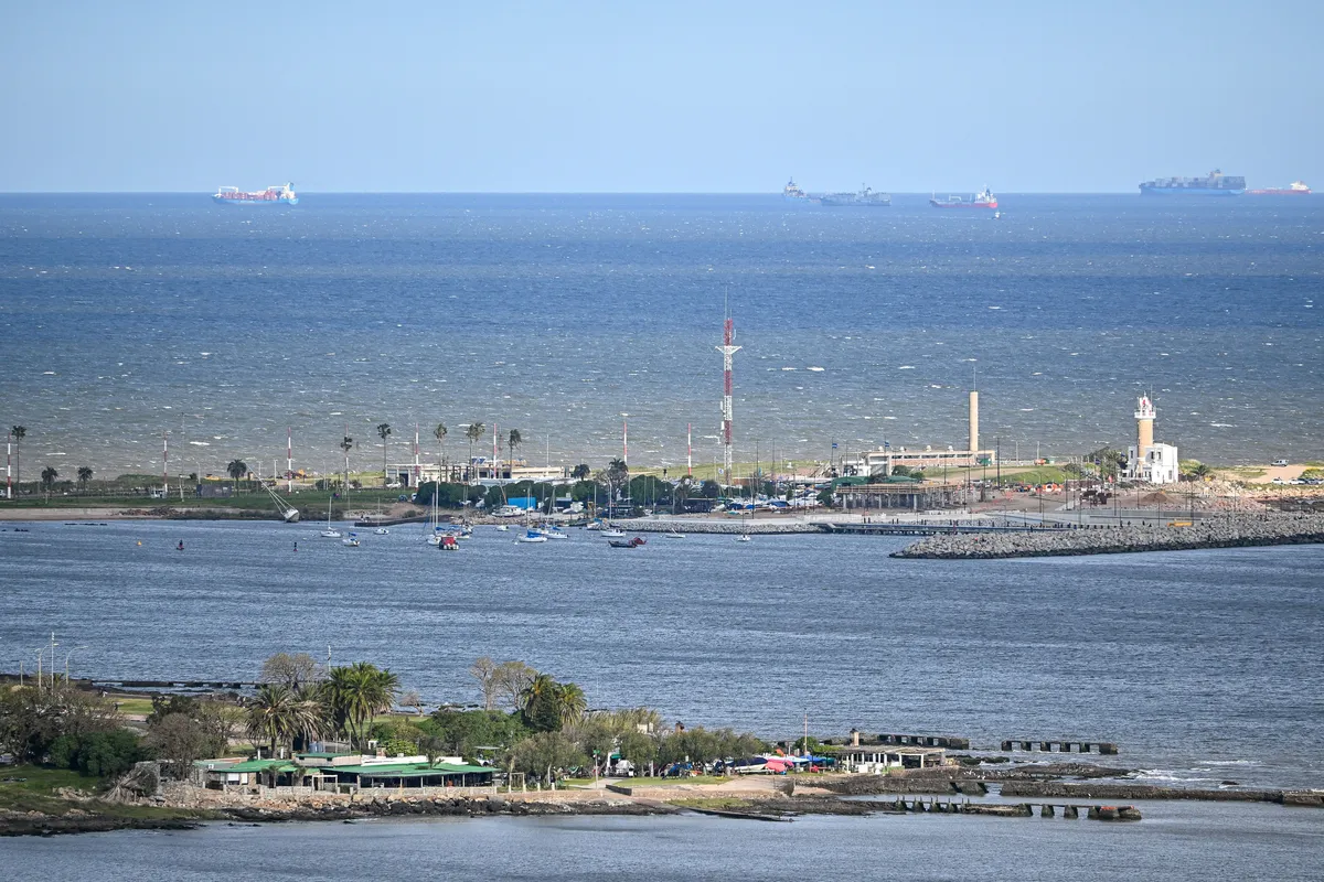Farol e faixa costeira de Montevidéu, no Uruguai