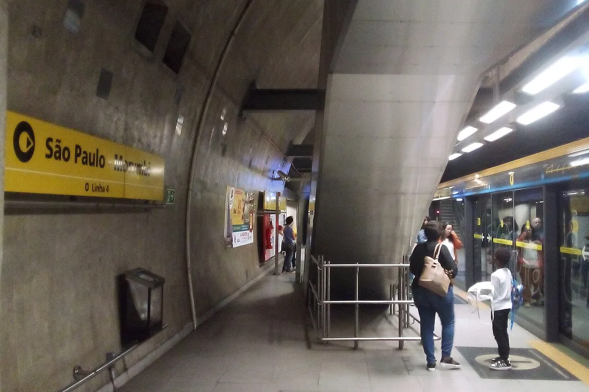 Plataforma da estação São Paulo-Morumbi da Linha 4-Amarela do metrô