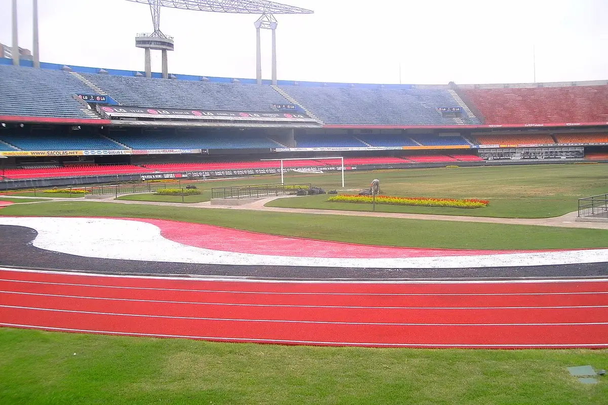 Arquibancadas e gramado do estádio MorumBIS em São Paulo