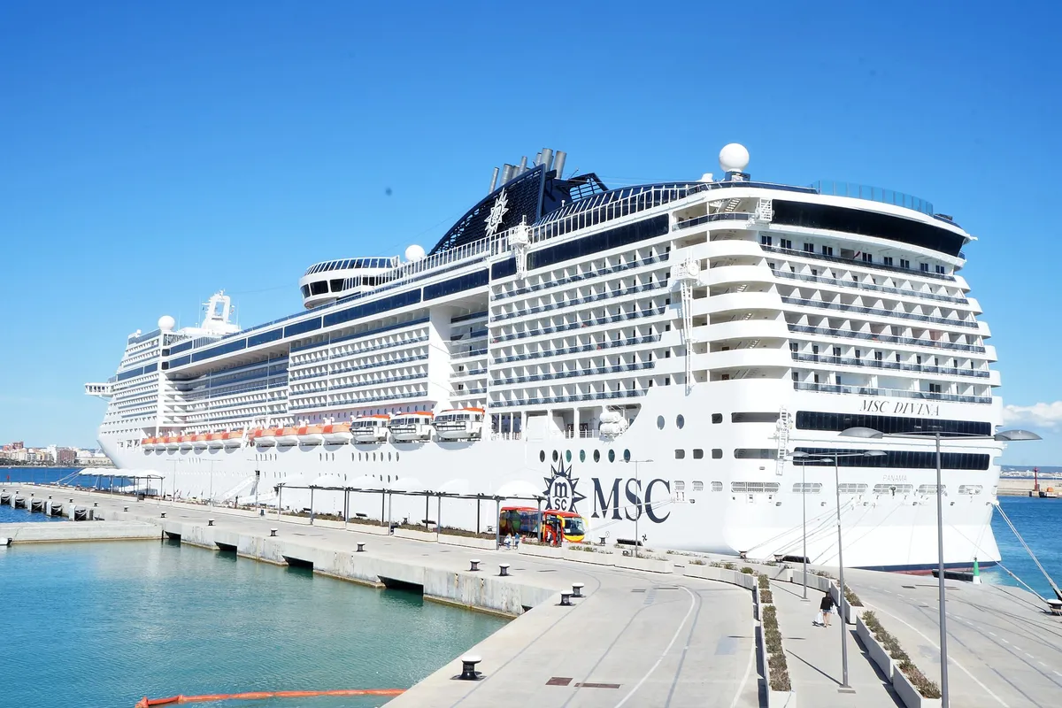 MSC Divina atracado no cais, com as fileiras de cabines com varanda na lateral