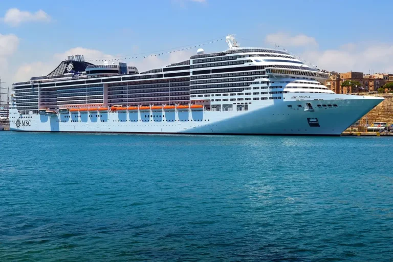 MSC Divina atracado em porto, navio do cruzeiro Embaixador em Alto Mar de Gusttavo Lima