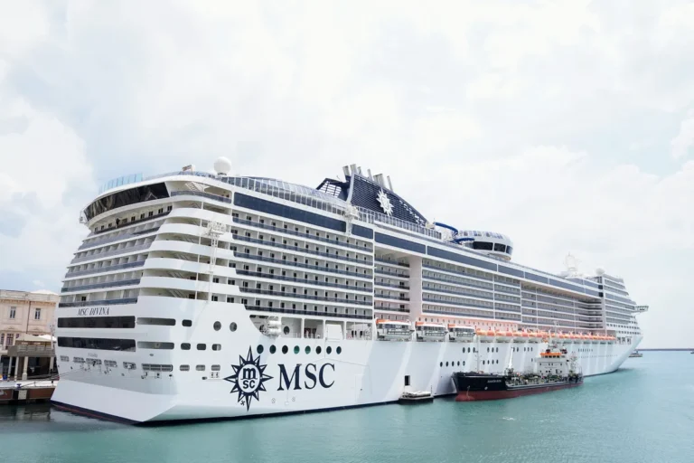 MSC Divina navegando, navio dos minicruzeiros de Santos