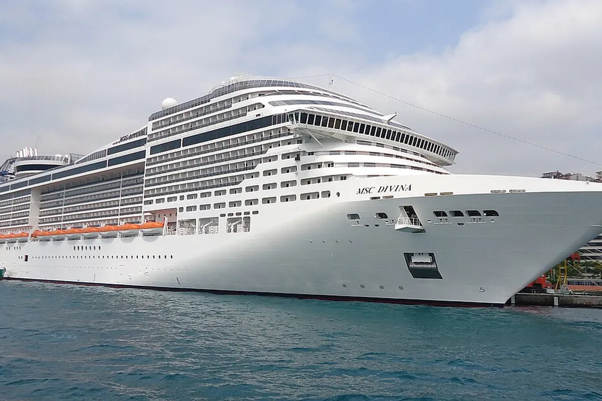 MSC Divina atracado em porto, o navio do Navio Cabaré 2026