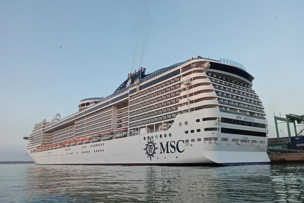 Navio MSC Divina atracado em porto, com as varandas da popa e o casco branco