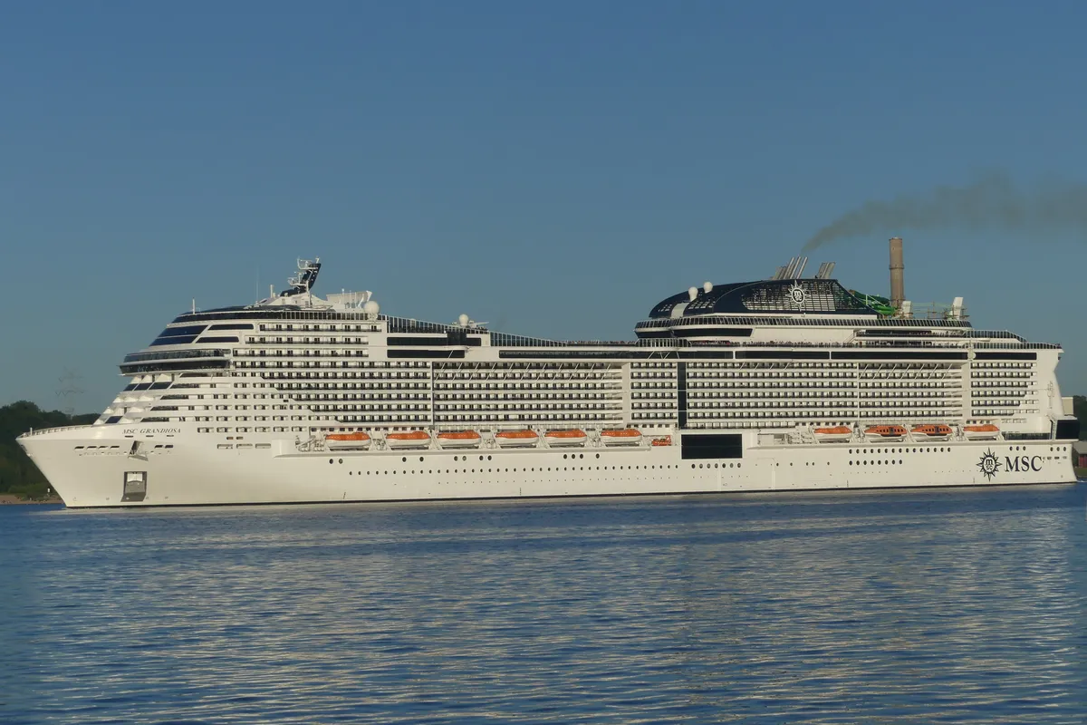 MSC Grandiosa visto de lado, navegando em Kiel