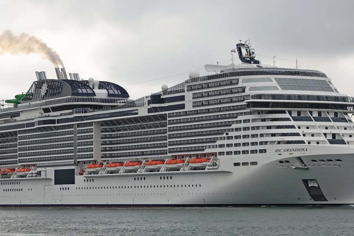 Proa e varandas do MSC Grandiosa durante a navegação