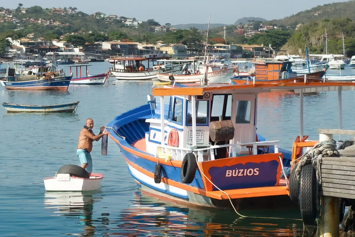 Barcos de pesca coloridos no porto de Búzios, escala do MSC Musica