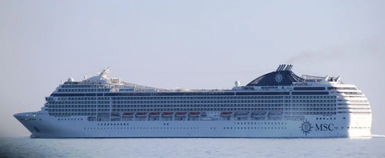 Navio MSC Musica navegando em Veneza, na Itália