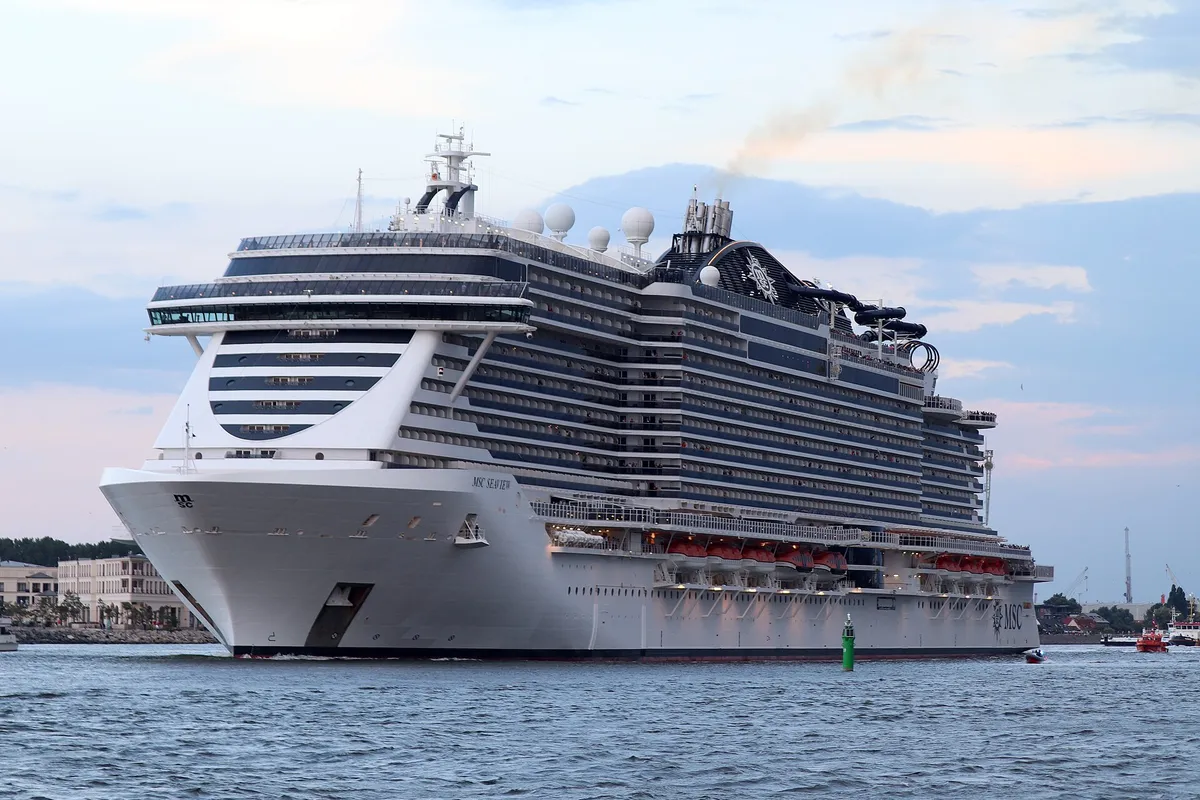 Navio MSC Seaview atracado no porto de Warnemünde, Alemanha
