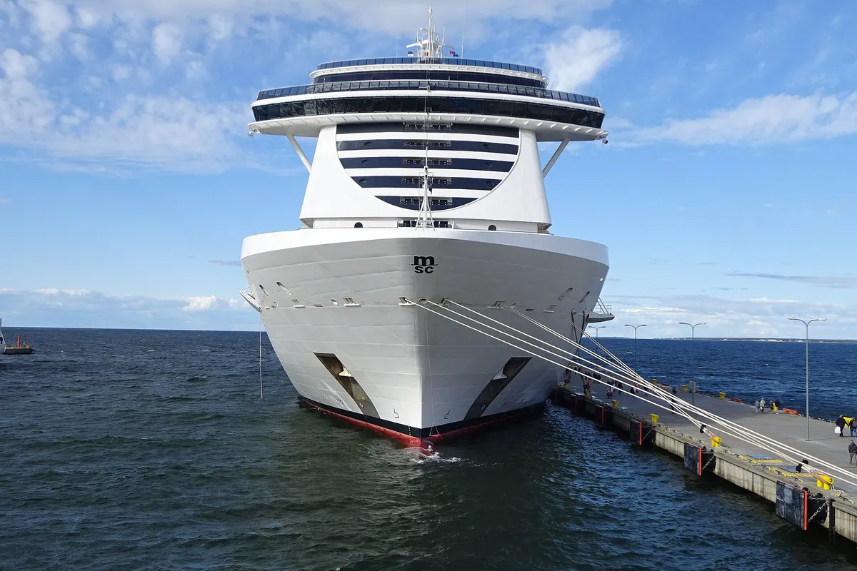 Proa do MSC Seaview no píer 26 do porto de Tallinn, Estônia
