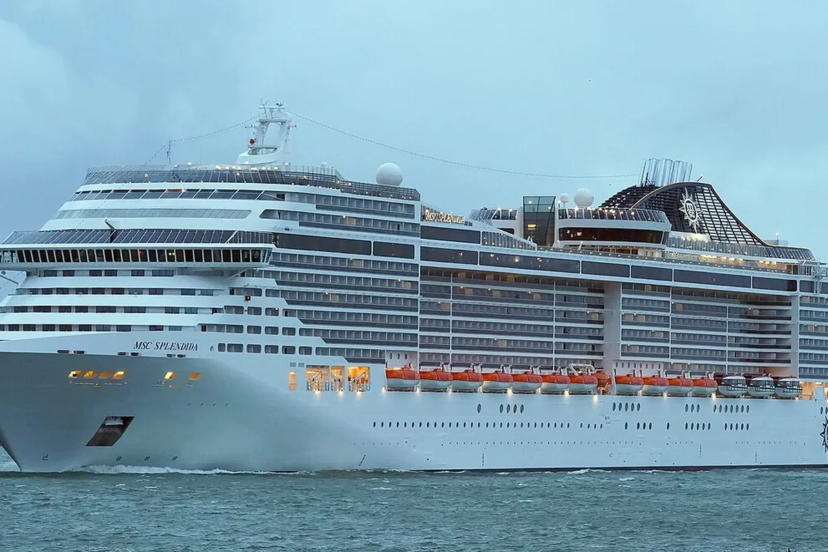 Navio MSC Splendida navegando, visto de lado