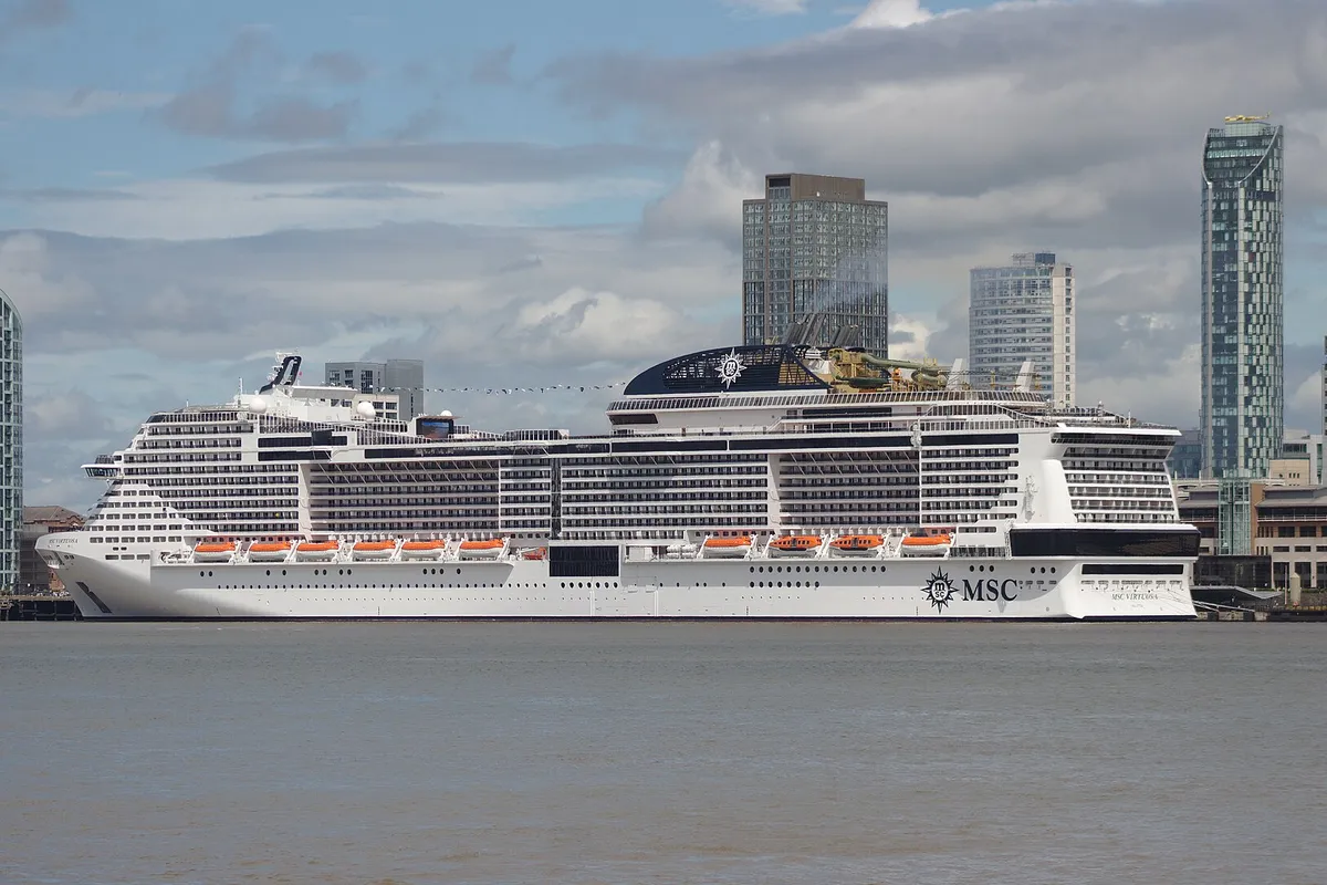 MSC Virtuosa atracado em Liverpool, visto lateralmente