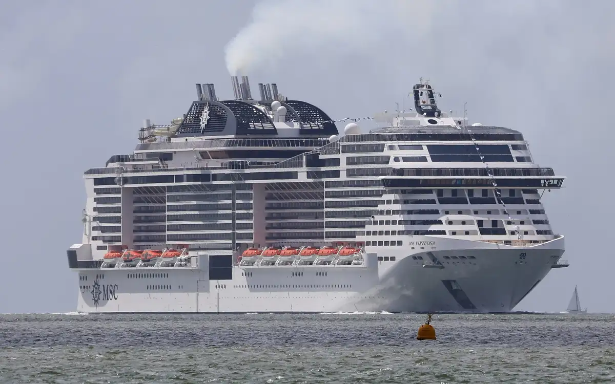 Casco do navio MSC Virtuosa atracado, com as varandas das cabines à vista