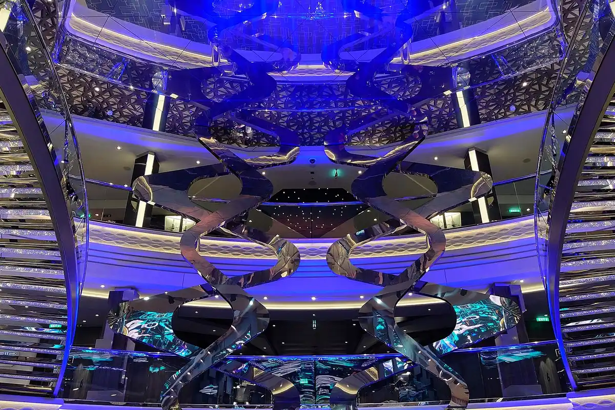 Átrio da Galleria Virtuosa com lojas e bares sob teto de LED