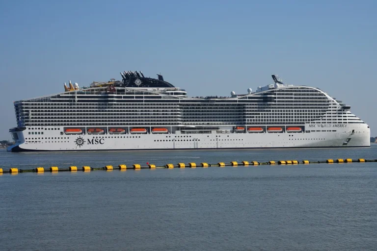 MSC World America visto de lado, com o nome do navio visível na proa