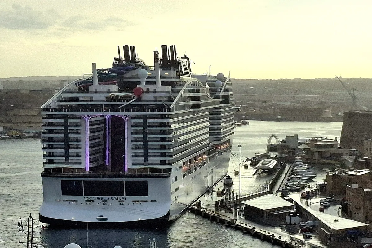 Popa do MSC World Europa atracado no porto de Valletta, em Malta
