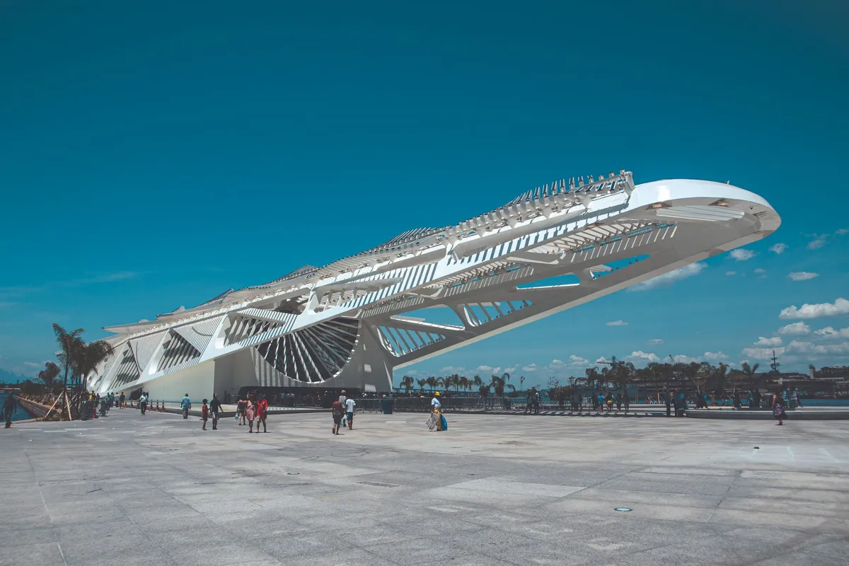 Fachada branca do Museu do Amanhã, na região do Porto Maravilha, Rio de Janeiro