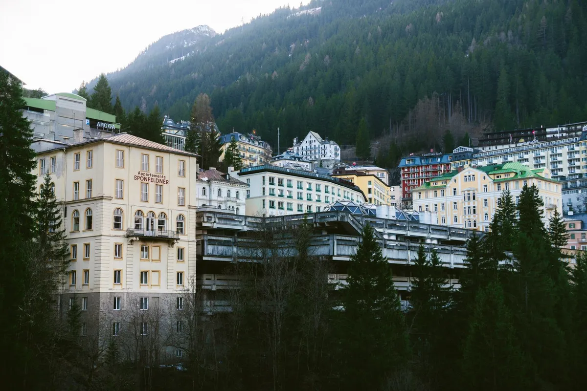Prédios históricos de Bad Gastein, nos Alpes austríacos, com neve