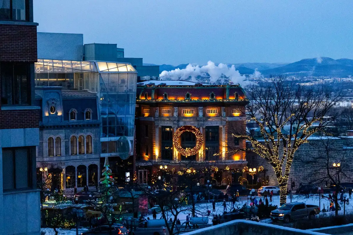 Rua do centro histórico de Quebec, no Canadá, com neve e decoração de inverno