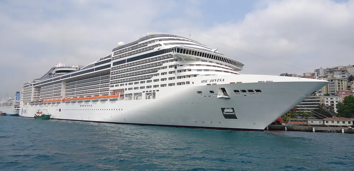 Navio MSC Divina atracado, o navio do Navio do Gigante 2027